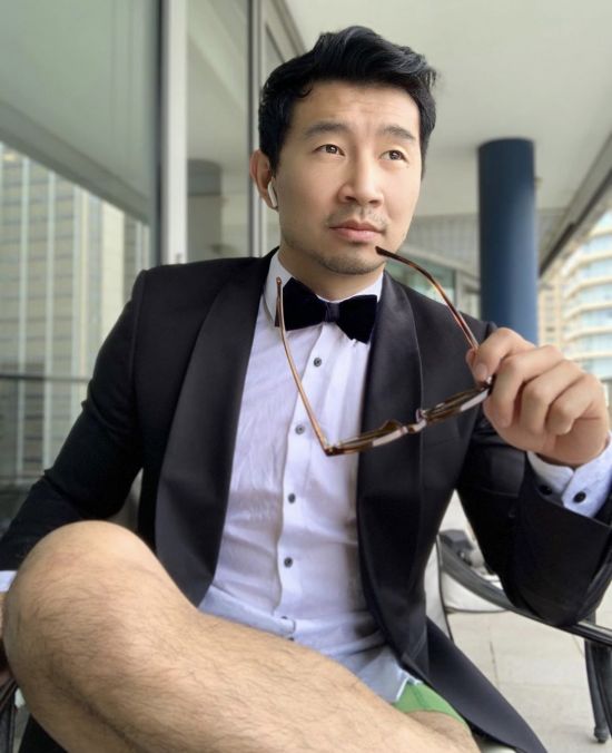 샹치 시무 리우, 턱시도·선글라스에 팬티? 코로나19 자가격리 패션