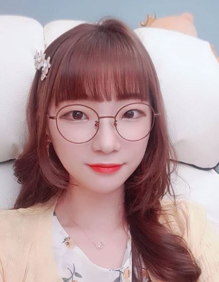 트위치티비(TV) 스트리머 루시아, 화사함 가득 미소에 시선 고정