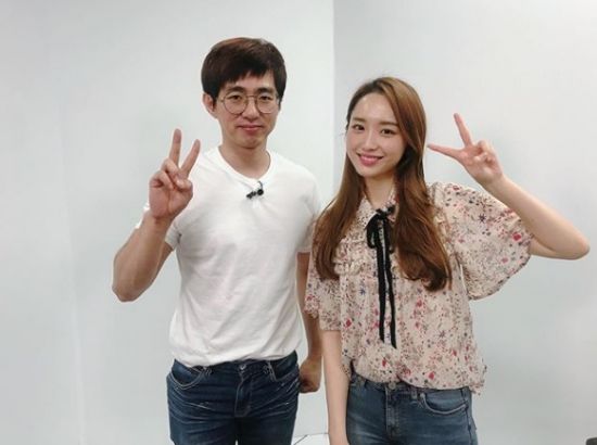 나미춘 윤태진 아나운서, 케인과 다정하게 브이