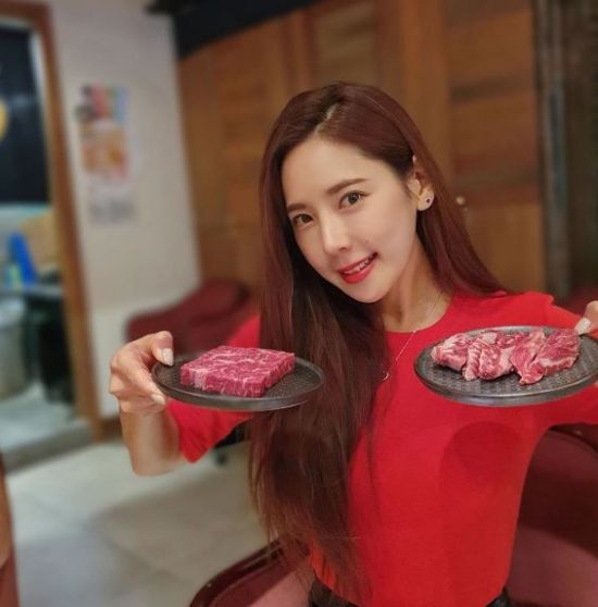 채은정, 고기 먹방 전 깜짝 포토타임...예쁨 한도 초과