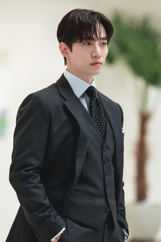 킹더랜드 이준호 슈트 맵시와 단단한 몸 열심히 준비