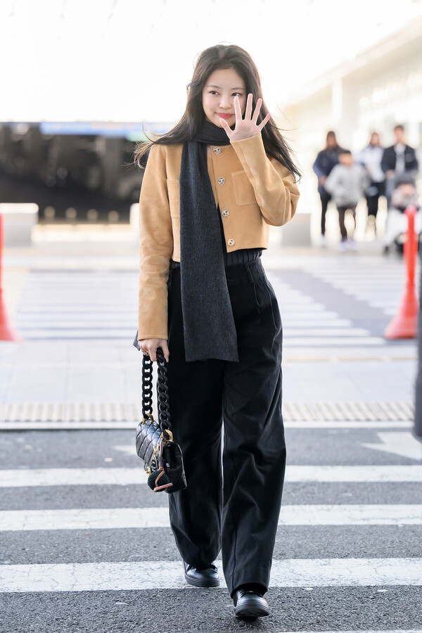 블랙핑크 제니, 시크·도도·큐티·프리티 팔색조 공항 패션