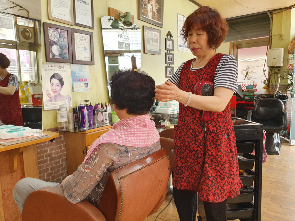 시장미용실, 꿈을 찾아 고향 떠난 열혈 미용사