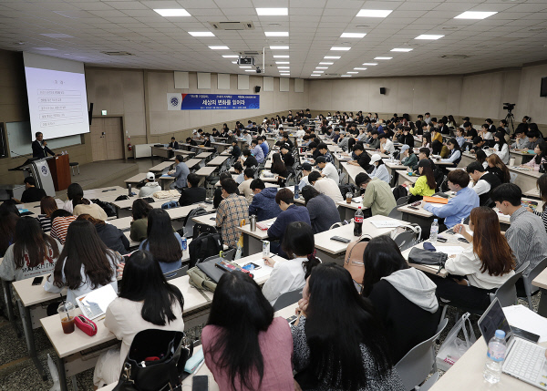 이동걸 前산은회장, 영남대 방문…후배에 21세기 지식특강 강연
