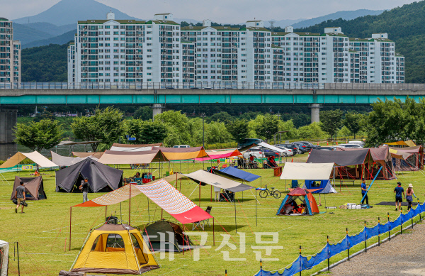 비 그치자 야영장 찾은 시민들