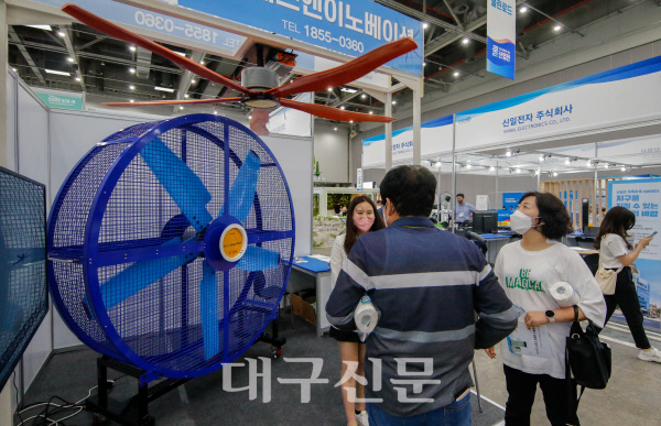 쿨산업 제품 살펴보는 시민