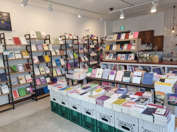 대구 현충로 시집 전문 독립서점 산아래 詩...대구경북 시인들의 시집, 세상과 소통할 수 있게