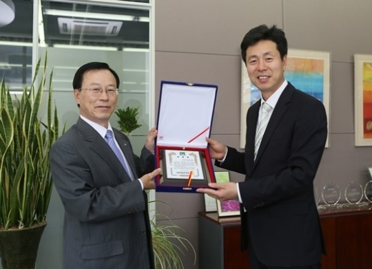 본지 창간 20주년 기념, 고려철재에 감사패 전달