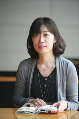 세상의 박수 받지 않더라도 의연히 작가의 길 갈 터