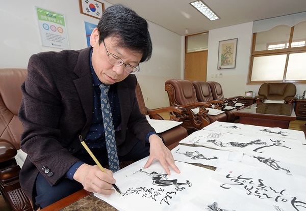 예술로 아이들과 소통… 그림 그려주는 선생님