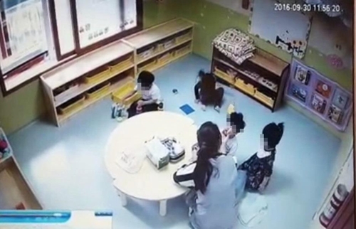 우는 아이에게 강제로 밥 밀어넣어 경찰 아동학대 옥천 어린이집 수사 나서