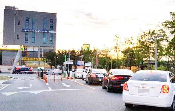 차량정체로 골머리 앓고 있는 롯데마트 서청주점