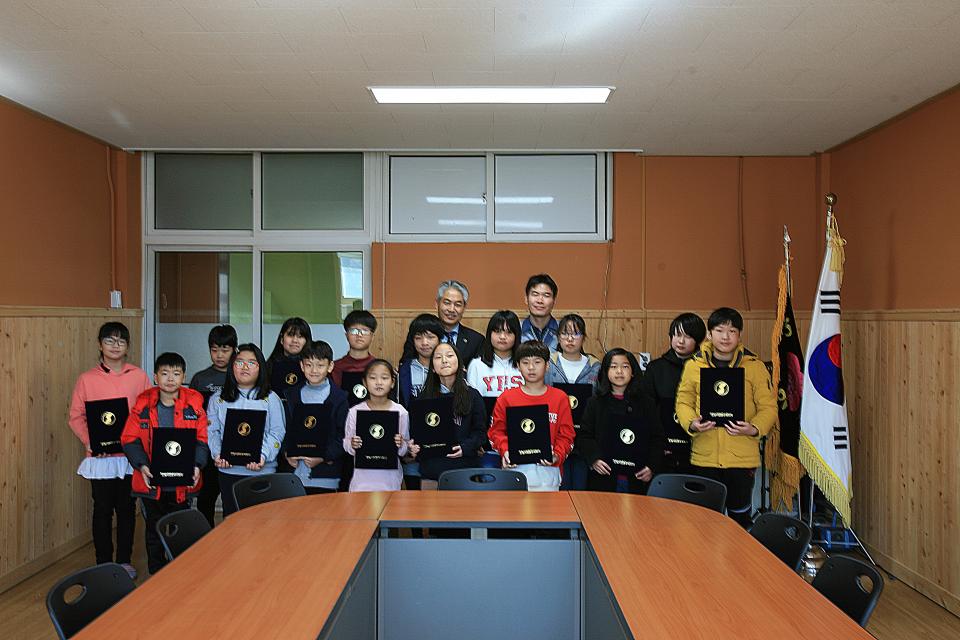 한일시멘트 단양공장, 매포 초·중 학생들에게 장학금 전달