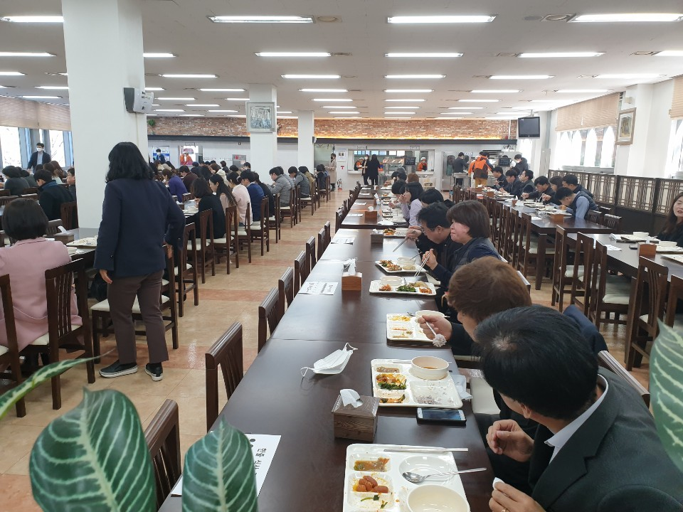 코로나19 확진으로 달라진 천안시청사 식당…1줄 식사·커피 마시기 운동 전개