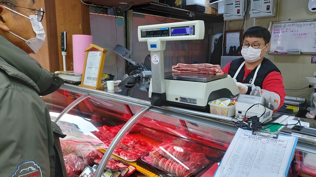 돼지고기 삼겹살 가격 강세… 배추·무 하락세