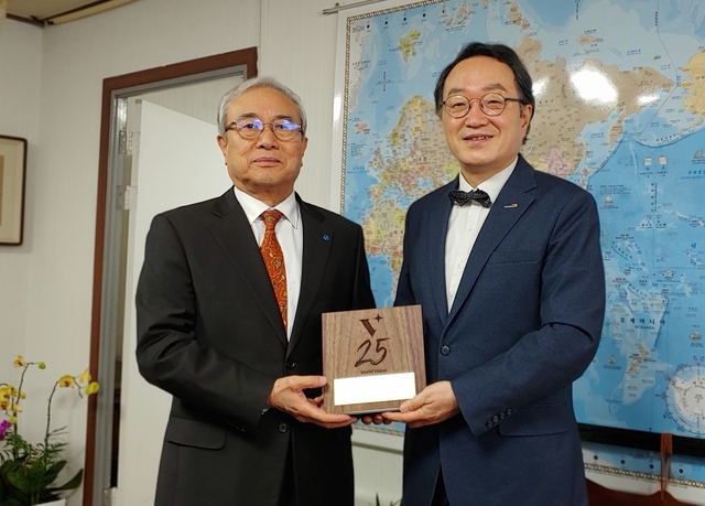 한국월드비전, 동양일보 조철호 회장에 감사패