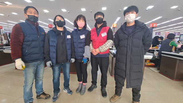 클릭이사람/ 쓰러진 노인 구한 천안 원마트 직원들…TV에서 봤던 장면 따라 심폐소생술 했다