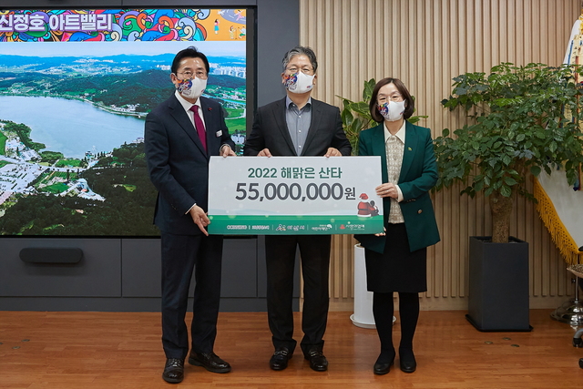 코닝정밀소재(주), 아산시에 해맑은 산타 5500만원 후원
