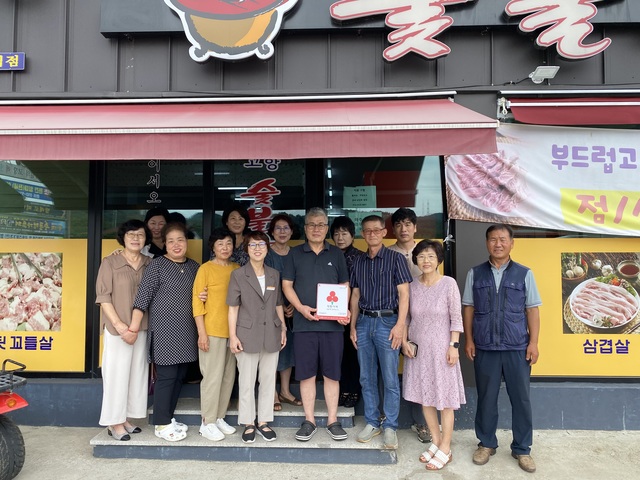 용산면 지역사회보장협의체, 고향숯불갈비착한가게 현판 전달