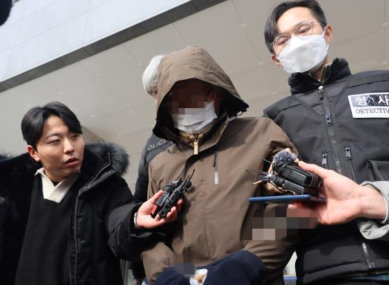 흰머리와 모자 인상착의 하나로 노래방 업주 살인범 검거