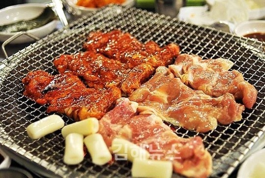 참숯불 향과 맛 가득 밴 노릇노릇 닭다리살