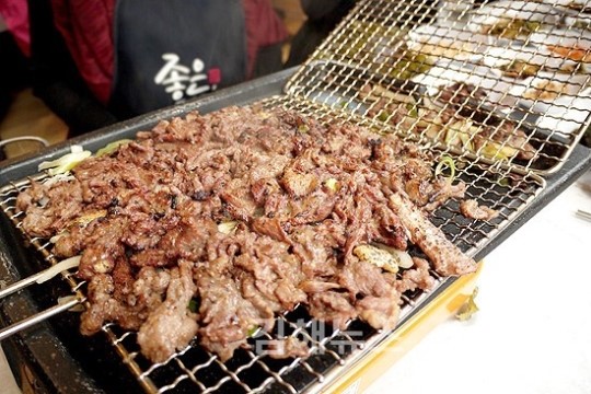 숯불향 가득 밴 흑염소 구이…자꾸만 손이 가요