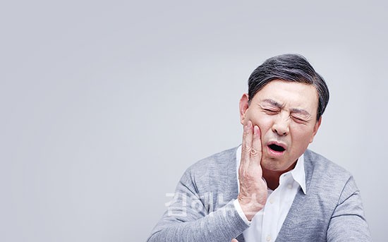 하품할 때도 딱 씹을 때도 딱 으~ 턱관절 때문에 입을 벌릴 수가 없네!