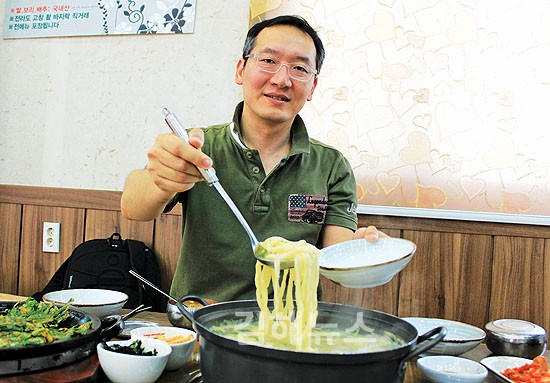 싱싱한 바지락과 탱탱한 칼국수 호로록 삼키면 입 안 가득 바다내음