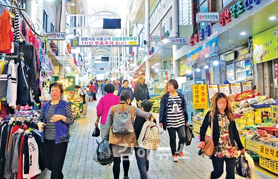 고객·상인 누구나 이모, 언니… 밝은 분위기에 넘쳐나는 단골 발걸음