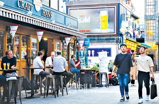 걸음마다 국내·외 넘나드는 세계인 거리… 쇼핑·이색 먹거리 한가득
