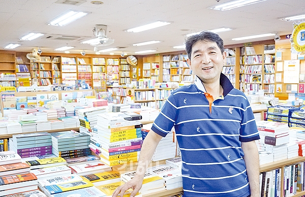김영백 김해지역서점조합장 책 이야기 오가는 동네서점으로 오세요