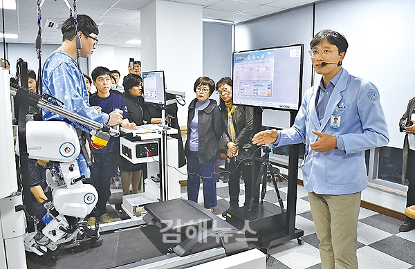 김해한솔재활요양병원 로봇재활치료 눈길