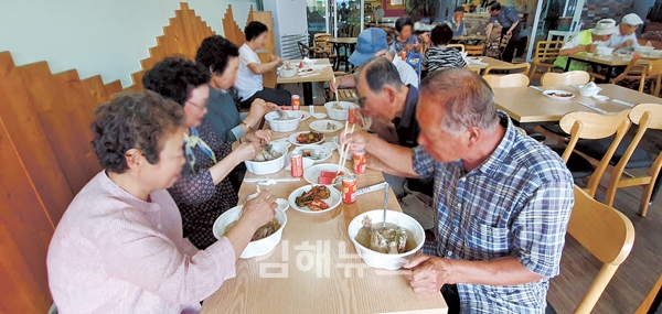 김해생명나눔재단·회현당사회적협동조합, 폐지 줍는 어르신 삼계탕 대접