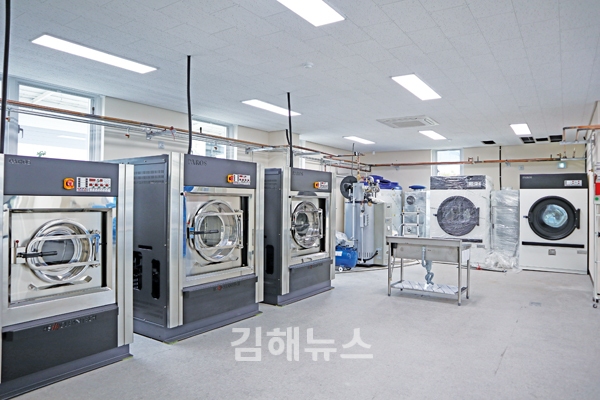 기름 때 낀 작업복 세탁, 이젠 고민하지 마세요!
