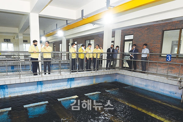 김해시의회 도시건설위원회, 삼계정수장 시설점검 나서
