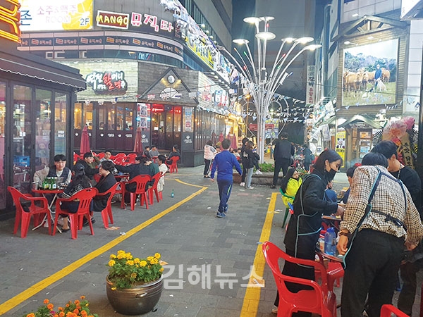 김해 상권 모처럼 활기…불안감도 여전