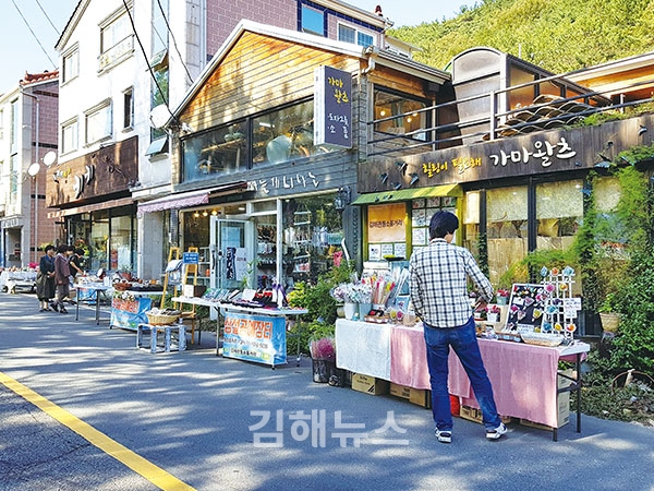 고양이마을 화요장터 재개장 40명 작가들의 작품 전시
