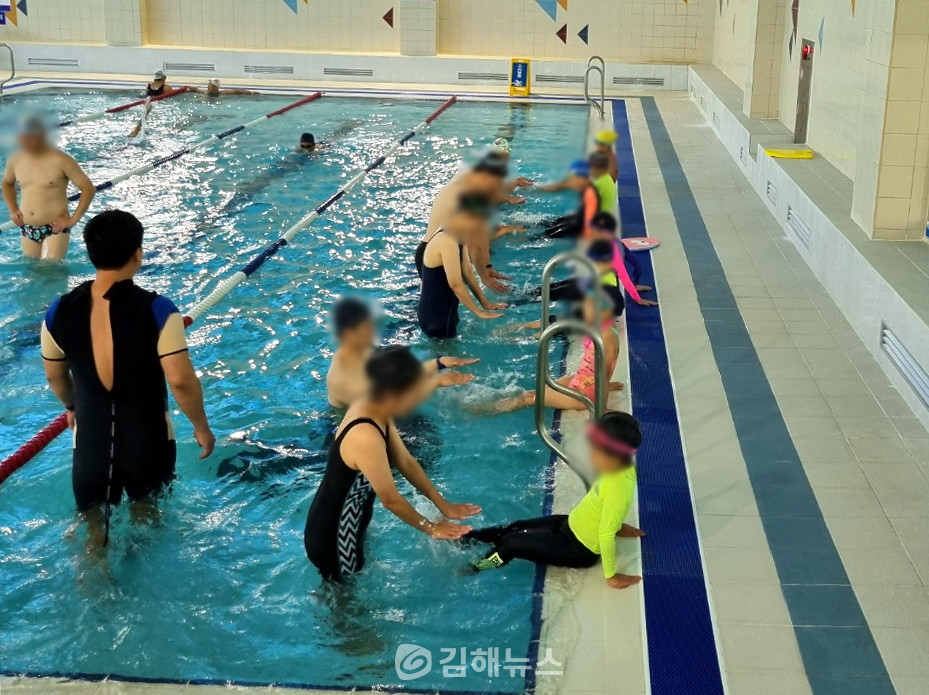 김해시동부스포츠센터, 부모와 함께 하는 유아수영 가족캠프 운영
