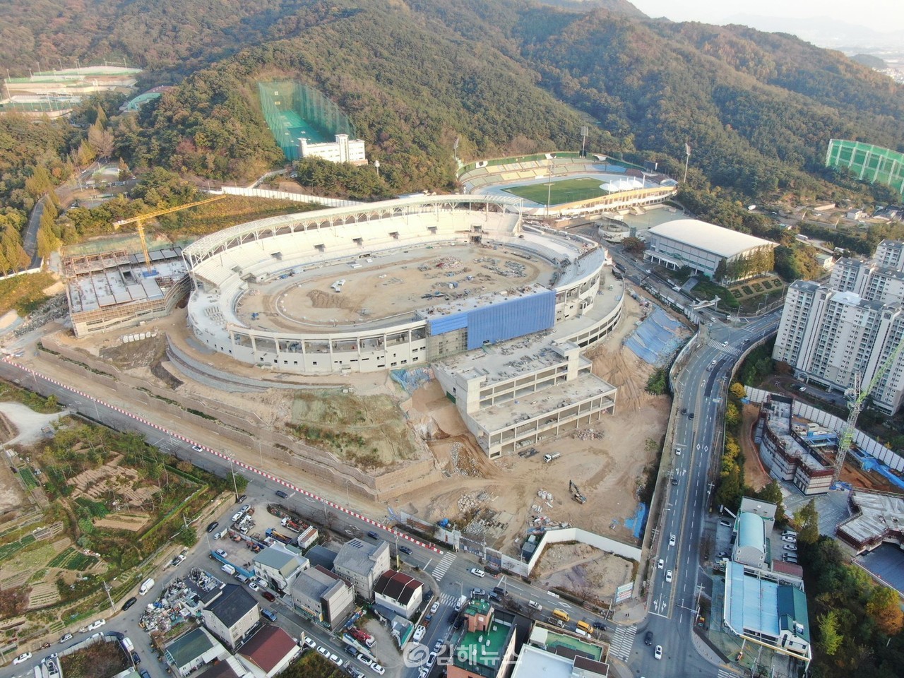 김해종합운동장 건립공사 정상화…시위 근로자 21일부터 현장 복귀