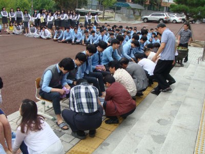 진주외고, 낮은 마음 섬기는 자세로 익히는 내리 사랑