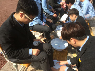 진주외고, 선배가 후배에게 발 씻어주면서