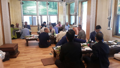 황토참숯불생오리, 어르신 식사 대접