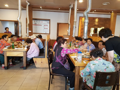 고령한우본가, 독거노인 점심 대접