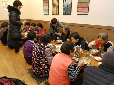 이화수전통육개장, 독거노인 점심 대접