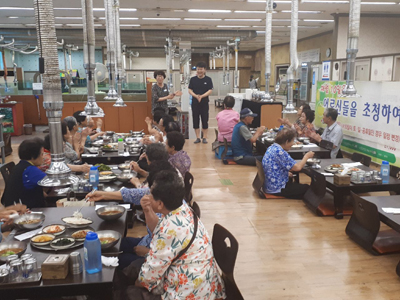 마산 회원1동 고령한우본가 7년째 독거노인 점심 대접