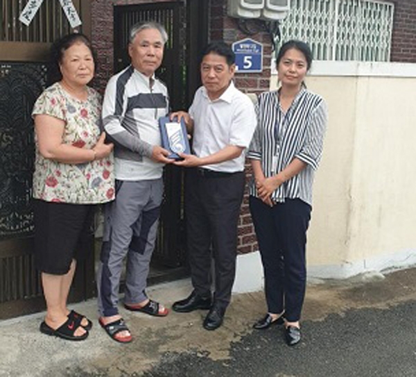 마산합포구 월영동， 국가유공자 가구 명패 달아드리기