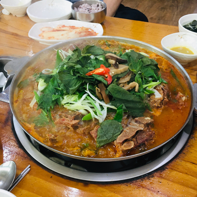 [기획/특집]농사짓는 서 셰프의 맛집 릴레이...창원 청기와 감자탕