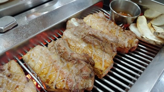 효리의단골집 청솔나무집 참숯향 가득베인 흑돼지구이 제주도 성산일출봉 맛집