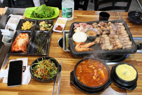 제주공항 맛집 시청 그때그집, 사장이 직접 초벌구이해 육즙 보존한 흑돼지구이 판매