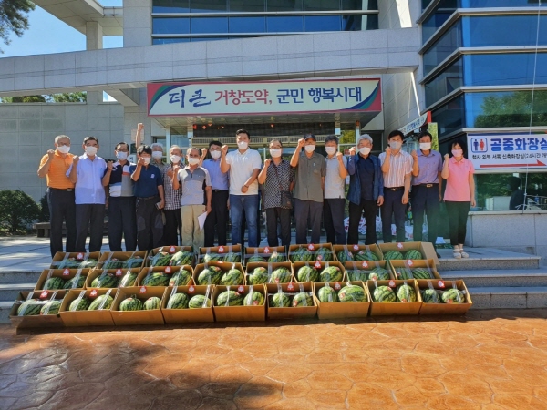 홍순덕 거창농산 대표 ， 수박 50여통 저소득층에 기탁
